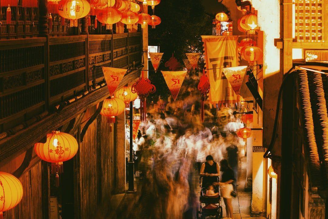 苏州平江路古街夜色与河水倒影